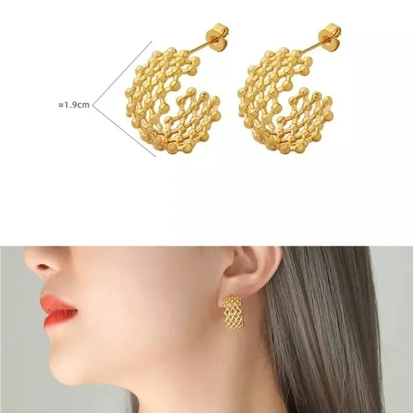 18k Gold Plated Grid C-Shape Hoop Earrings - Picture 4 of 8